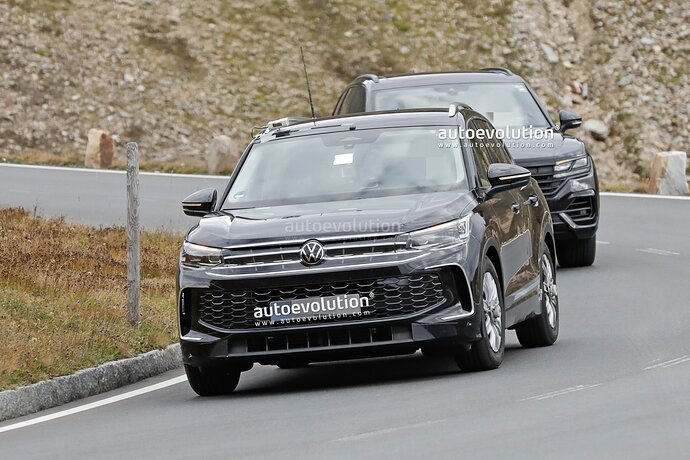 2023-volkswagen-tiguan-spied-for-the-first-time-has-deceiving-camouflage_12