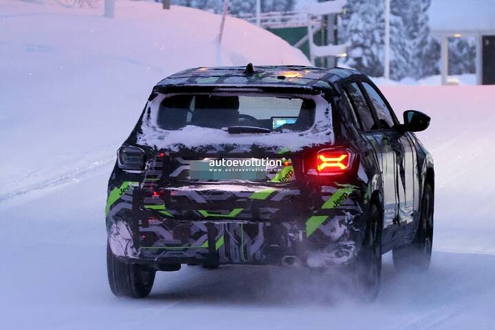 imgi_41_2027-jeep-avenger-spied-winter-testing-nicer-interior-materials-expected_11