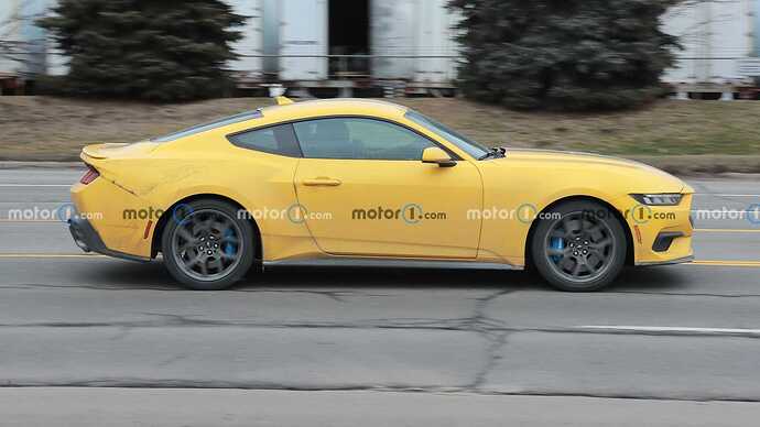 2024-ford-mustang-base-model-spy-photo (2)