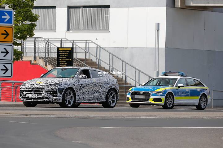 spy-photos-german-police-pulls-over-2025-lamborghini-urus-phev-at-the-nurburgring_2