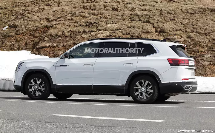 2026-volkswagen-atlas-spy-shots--photo-credit-baldauf_100931049_h