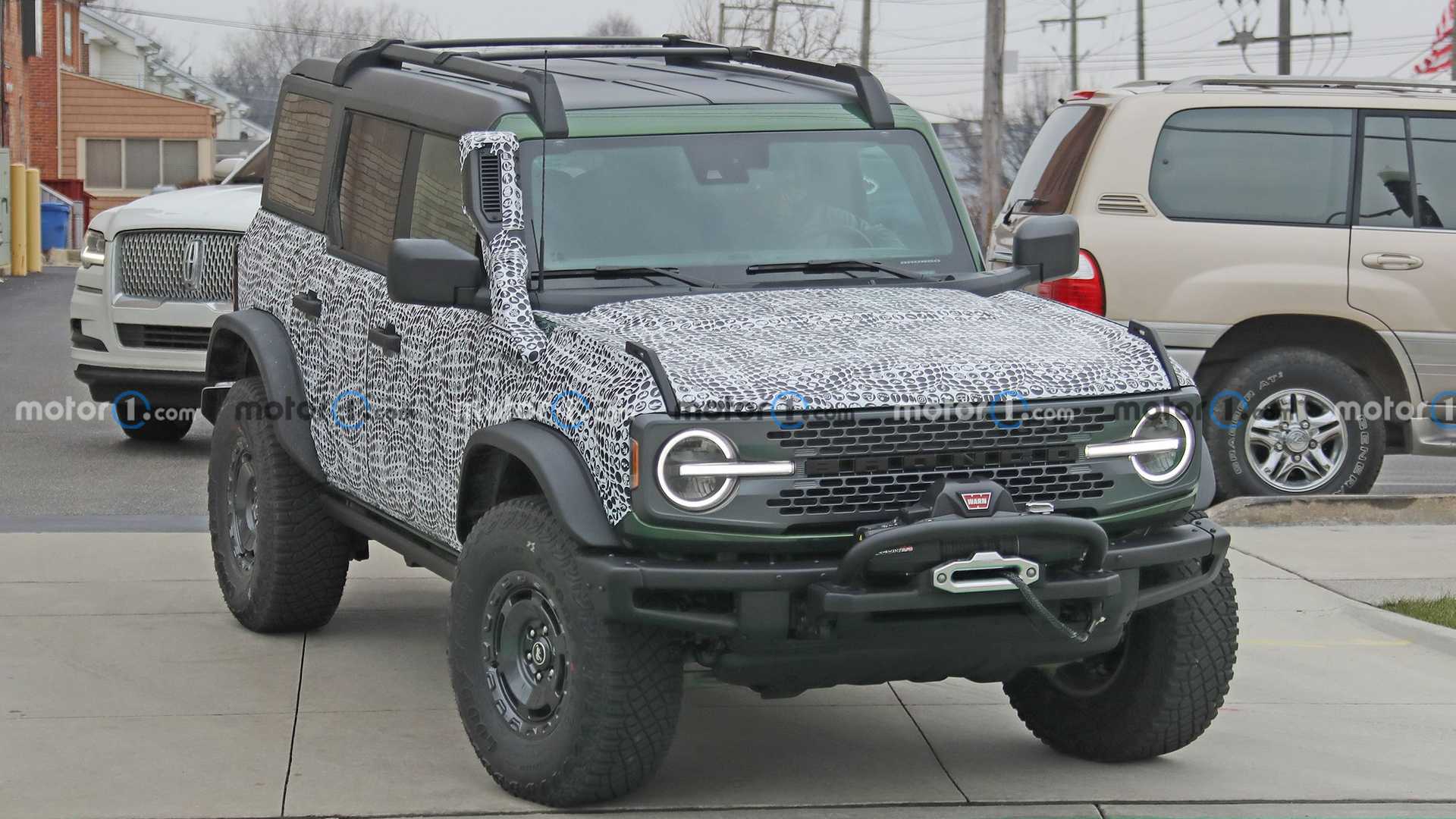 ford-bronco-everglades-front-view-spy-photo (3)