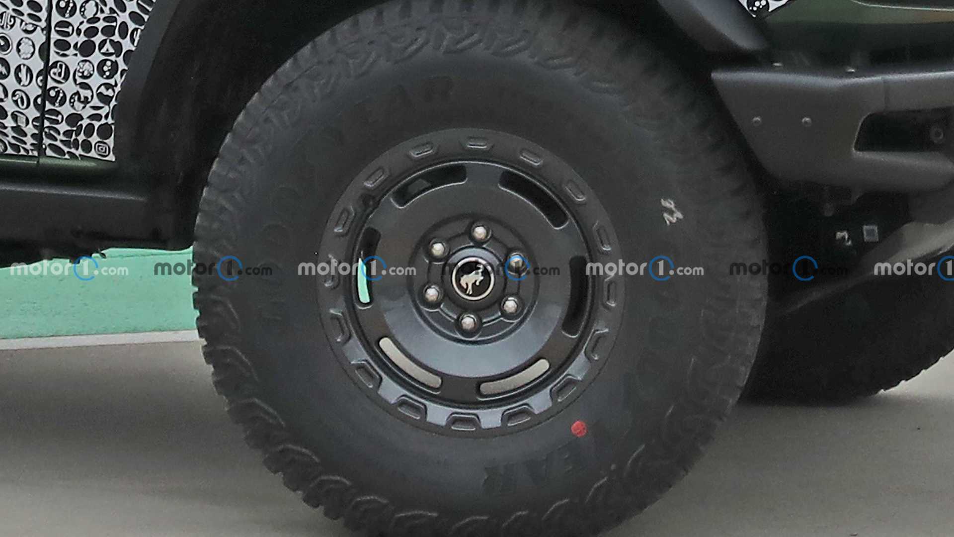 ford-bronco-everglades-wheels-spy-photo (1)