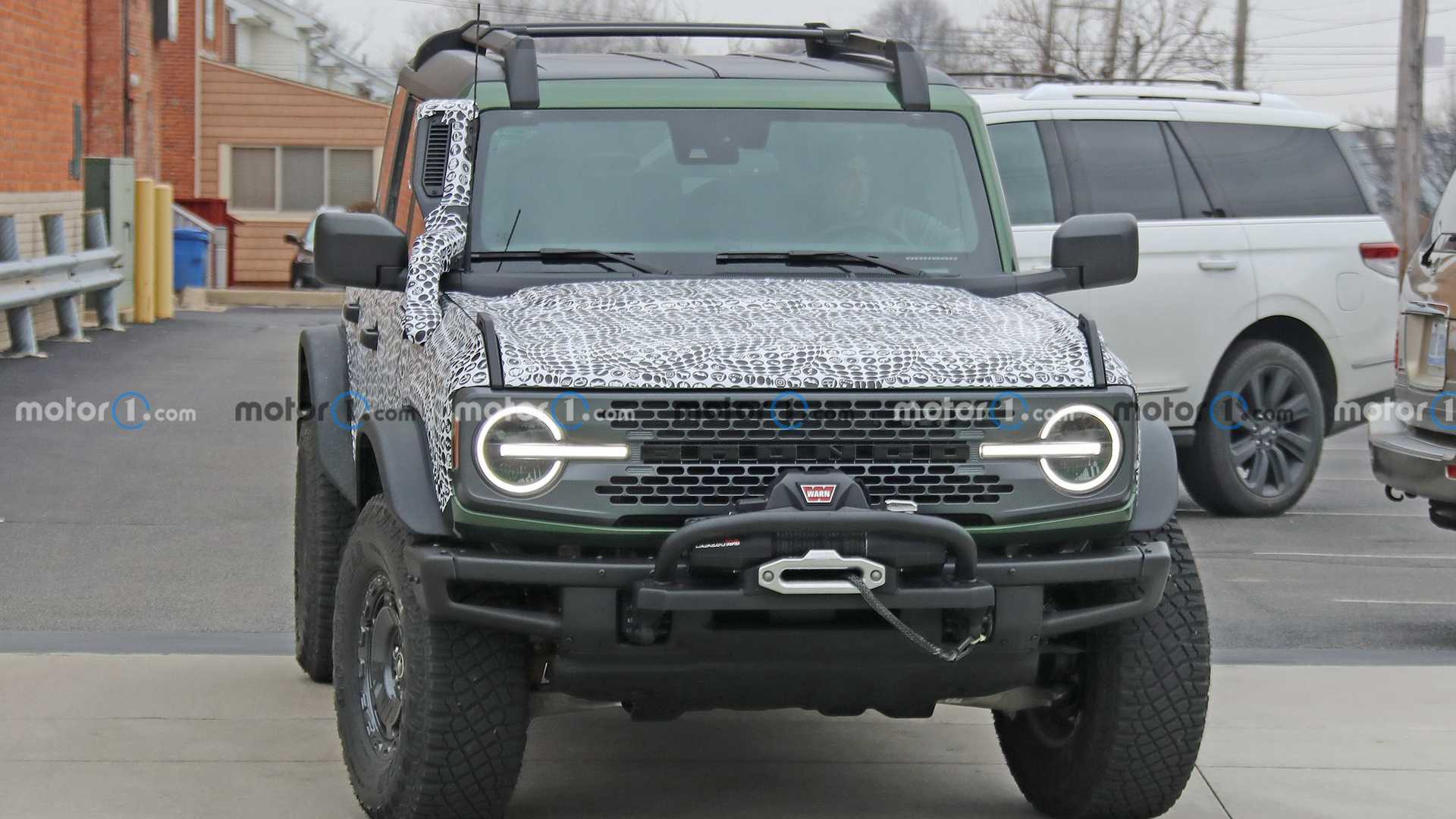 ford-bronco-everglades-front-view-spy-photo