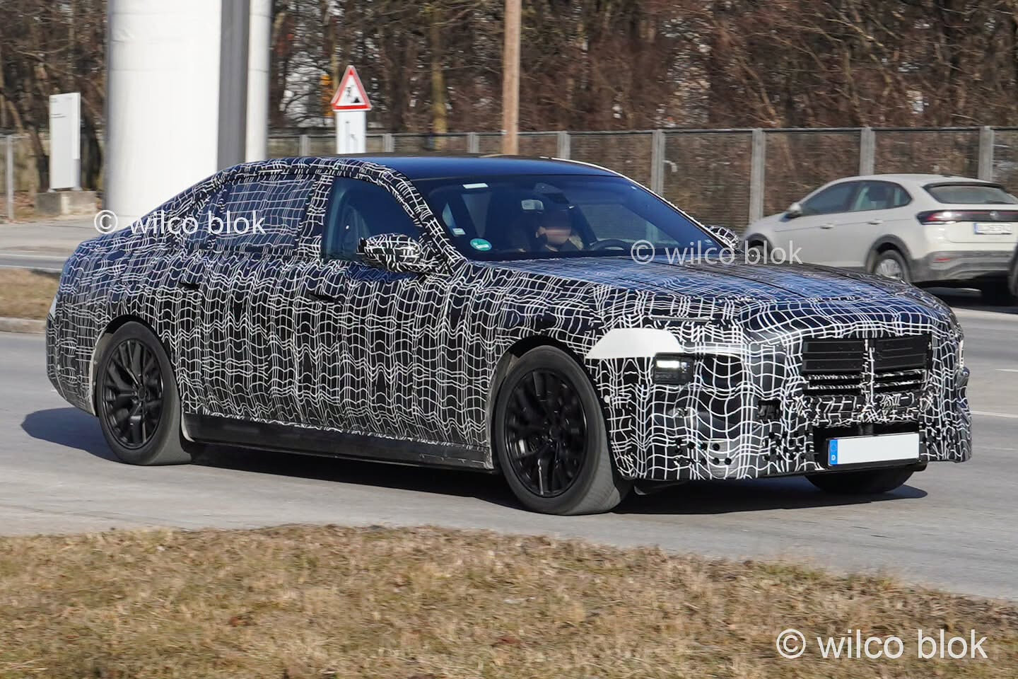 BMW 7Series facelift spotted newcarscoops_0001