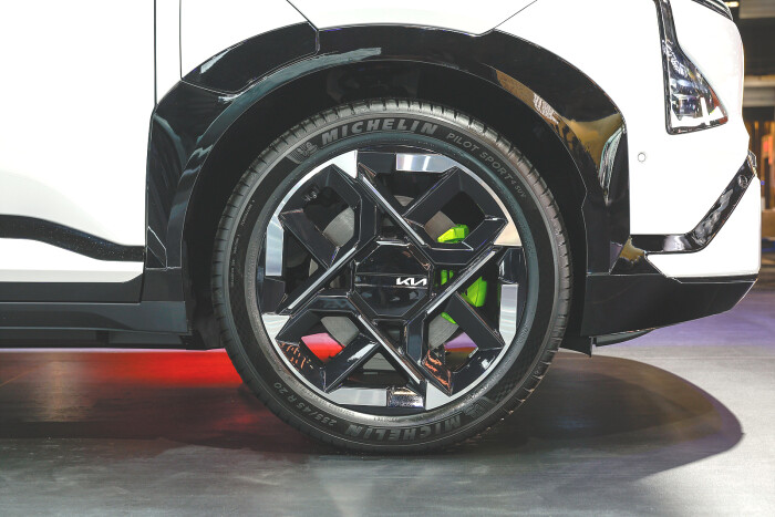 kia ev5 gt snow white pearl motorshow static hires 01