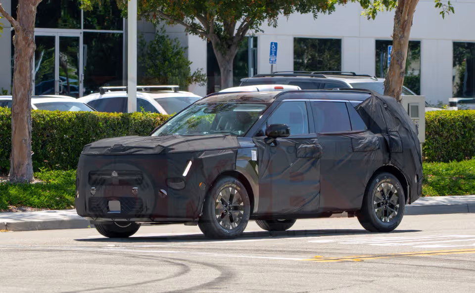 2027 Hyundai Tucson Spied with Door Open - newcarscoops - d7e5d622739a4f8bad77cf55d434dc3c