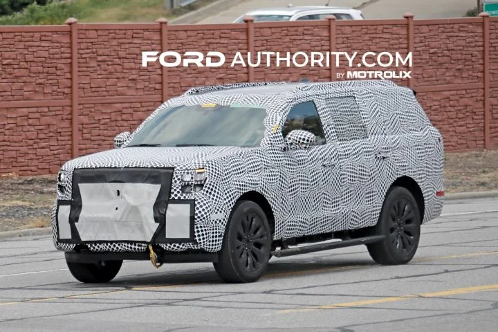 2025-Ford-Expedition-Refresh-Prototype-Spy-Shots-March-2024-Exterior-001-front-three-quarters-720x480