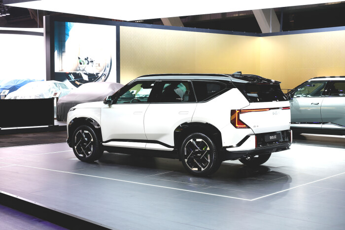 kia ev5 gt snow white pearl motorshow static hires 08