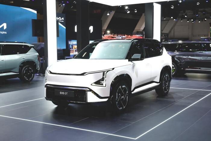 kia ev5 gt snow white pearl motorshow static hires 03