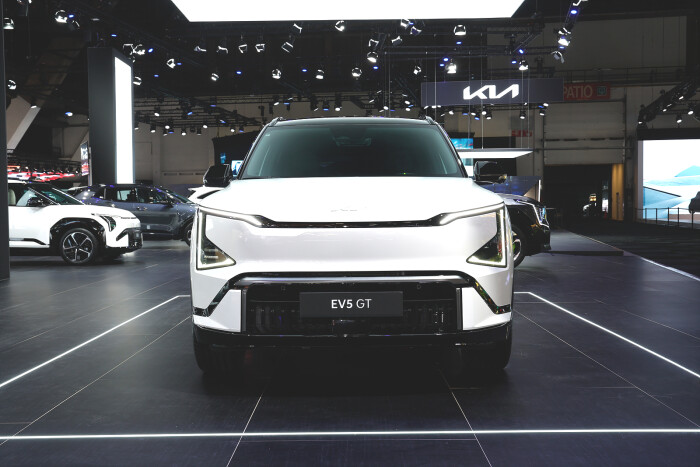 kia ev5 gt snow white pearl motorshow static hires 04
